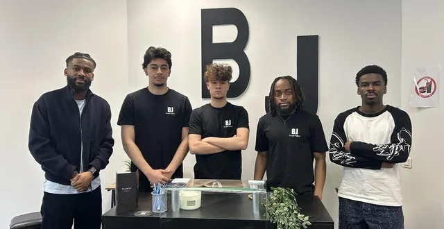 photo  pinance buni jorge (tout à gauche) et plamedi buni jorge (tout à droite), sont les co-fondateurs du salon bj concept, avec leurs employés, rue carnot, à sablé-sur-sarthe.  &copy;  ouest france 