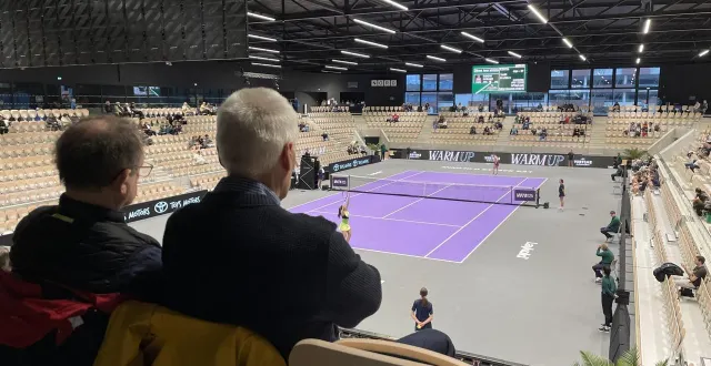 photo  les tribunes du court central, à l'arena stadium, étaient assez clairsemées, mercredi 18 février. mais les spectateurs ont apprécié le spectacle offert par les françaises océane dodin et diana martynov.  &copy;  ouest-france 