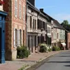 photo la rue principale de blangy-le-château (calvados) possède des maisons anciennes à colombages, en briques et en pierres.