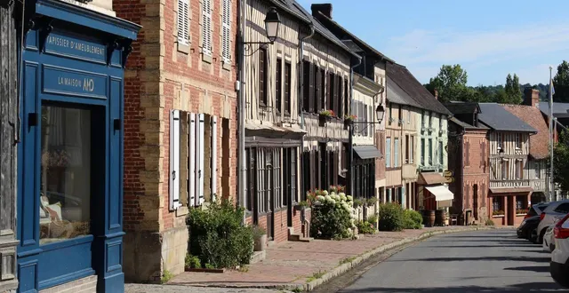 photo  la rue principale de blangy-le-château (calvados) possède des maisons anciennes à colombages, en briques et en pierres.  &copy;  ouest-france 