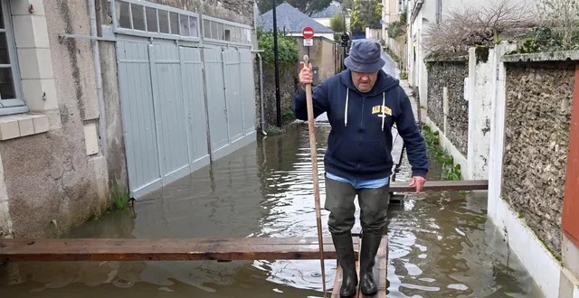 photo  à bouchemaine (maine-et-loire), certains habitants ne peuvent accéder à leur logement qu’en circulant sur des bastaings, ce jeudi 19 février 2026.  &copy;  jérôme fouquet/ouest-france 