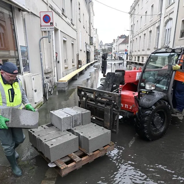 photo les services de la ville d’angers ont distribué des parpaings afin d’aider riverains et commerçants à mettre leurs affaires au sec.  ©  jérôme fouquet/ouest-france