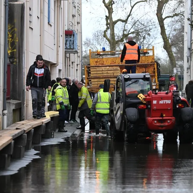 photo à angers, les services de la ville s’activent pour permettre aux riverains de circuler dans les rues, malgré la crue de la maine.  ©  jérôme fouquet/ouest-france