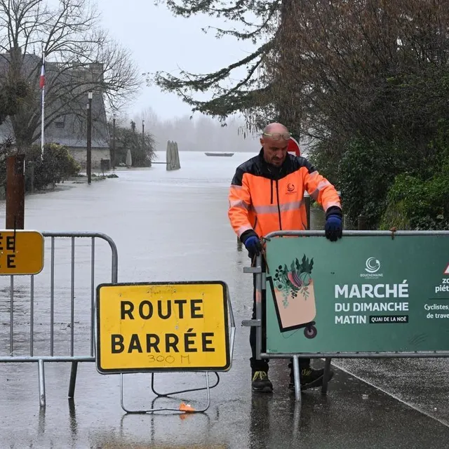photo à bouchemaine, près d’angers, les services de la commune ferment les accès aux voies inondées.  ©  jérôme fouquet/ouest-france