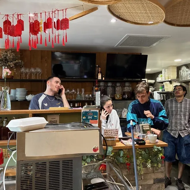 photo au p’tit daz, l’équipe enchaîne les appels pour prévenir les clients de la fermeture du restaurant.  ©  ouest-france