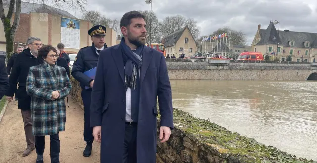 photo  le ministre de la ville et du logement, vincent jeanbrun, s’est rendu à la flèche ce jeudi pour constater la crue du loir.  &copy;  le maine libre 