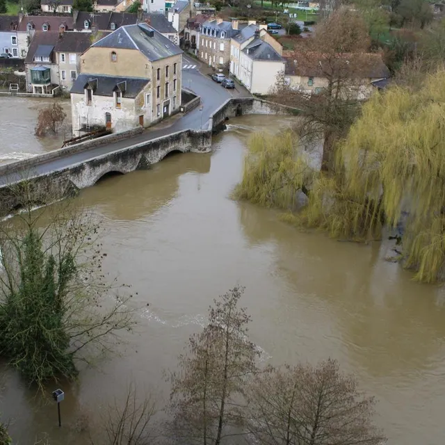 photo la sarthe est sortie de son lit à fresnay-sur-sarthe.  ©  commune de fresnay-sur-sarthe