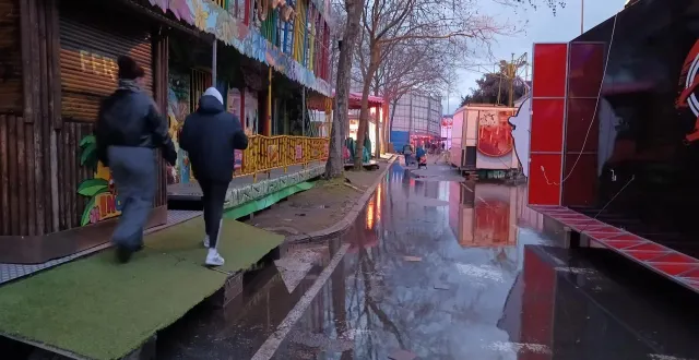 photo  la crue du loir perturbe la foire des cendres depuis ce jeudi 19 février 2026.  &copy;  le maine libre – louis gohin 