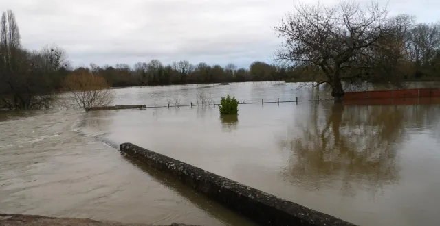 photo  le jardin de cette maison est sous les eaux, tout près du pont roman qui relie l’île du colinet  &copy;  le maine libre 