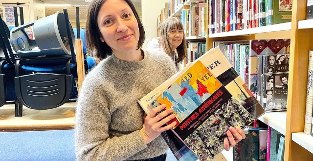 photo  avec des bénévoles motivés et impliqués, mandy torsey-guillet, directrice de la bibliothèque anglophone, a mis les ouvrages à l’abri en les surélevant sur les étagères.  &copy;  ouest-france 