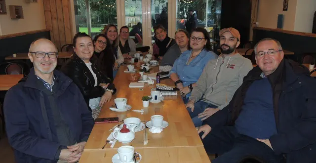 photo  petit déjeuner de travail ce vendredi matin au bistrot du marché, avec valérie delain, troisième à droite.  &copy;  ouest-france. 