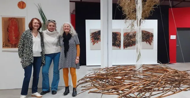 photo  de gauche à droite, marie-laure abboubi, jutta irion, laure grimonprez, trois artistes bordelaises qui se sont connues aux beaux-arts. au premier plan, une œuvre collective : le nid nuage.  &copy;  ouest-france 