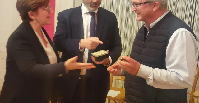 photo  corinne bourcier et emmanuel capus, sénatrice et sénateur ont remis la médaille du sénat à pascal crossouard  &copy;  ouest-france 