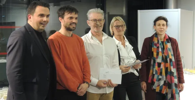 photo  les jeunes retraités, 3e et 4e de gauche à droite, entourés du maire, d’elsa pastor, directrice générale des services et de marc-antoine soulis, directeur de la cuisine.  &copy;  ouest-france. 