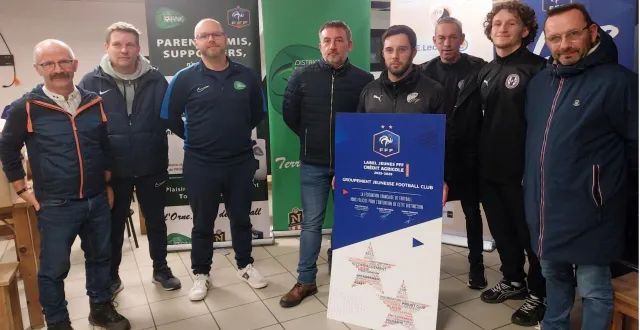 photo  mardi soir, lors de la remise, par le district de l’orne représenté par bruno béchet, secrétaire général et romain feldhofer, directeur, du label à l’école de football de la jeunesse football-club représenté par des entraîneurs et le vice-président franck thomas.  &copy;  ouest-france 