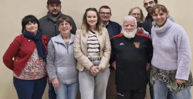 photo  au premier rang, la présidente aurore grandjean (au centre) entourée des membres du bureau  &copy;  ouest-france 