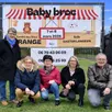 photo  le comité des fêtes de trangé devant la banderole réalisée pour annoncer le baby broc. 