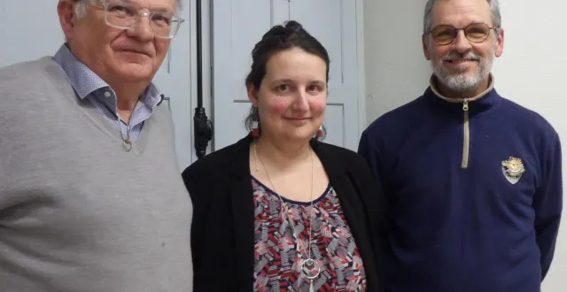 photo  stéphanie hervé, nouvelle présidente, entourée par michel pleynet, président sortant, et le délégué départemental.  &copy;  le maine libre 