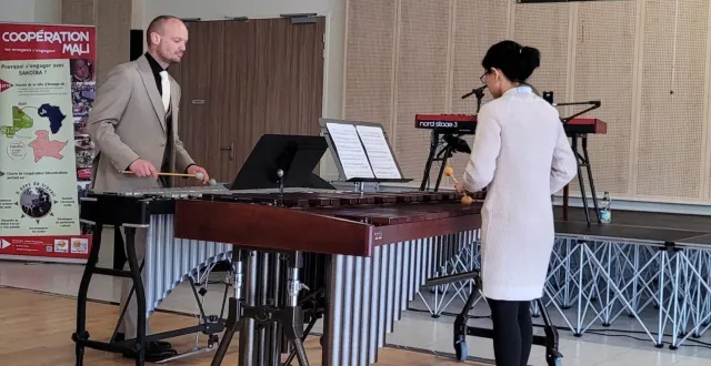 photo  fabien tisserand professeur à l’eea django-reinhardt d’arnage et gäo zhènyi, ont livré une belle prestation aux percussions.  &copy;  le maine libre 