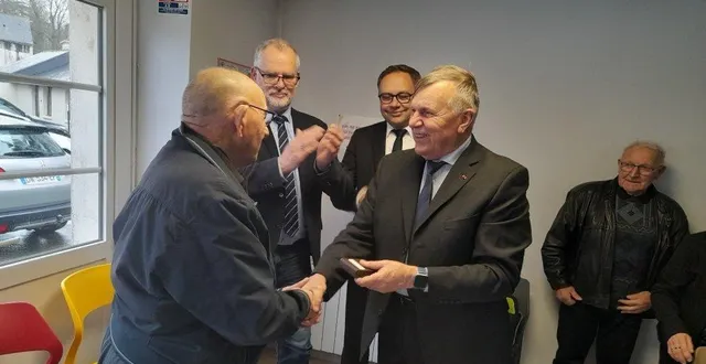photo  maurice cousin a été honoré pour ses 30 années en tant que porte-drapeau.  &copy;  co 