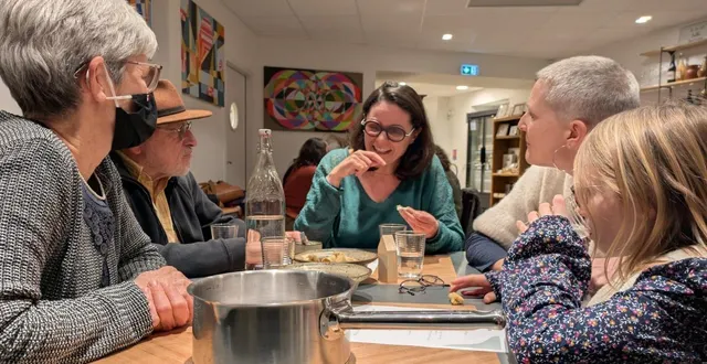 photo  autour de la table, les habitants ont partagé des histoires sur le thème « mes liens, mes rencontres, mes voisins ».  &copy;  habit’âge 