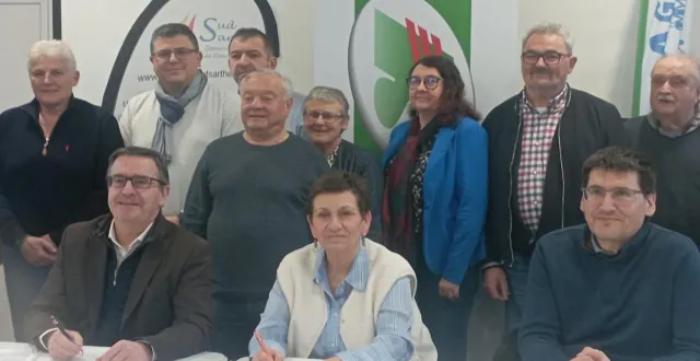 photo  représentants de sarthe lecture, du département, et élus de la communauté de communes ont renouvelé le partenariat.  &copy;  ouest-france 