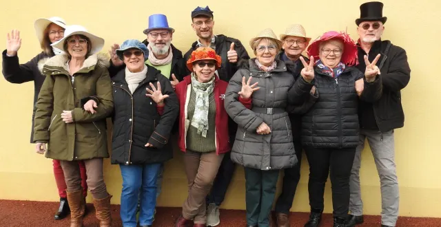 photo  zozotine, au centre, avec sa troupe de la gaitécomméenne.  &copy;  ouest-france 
