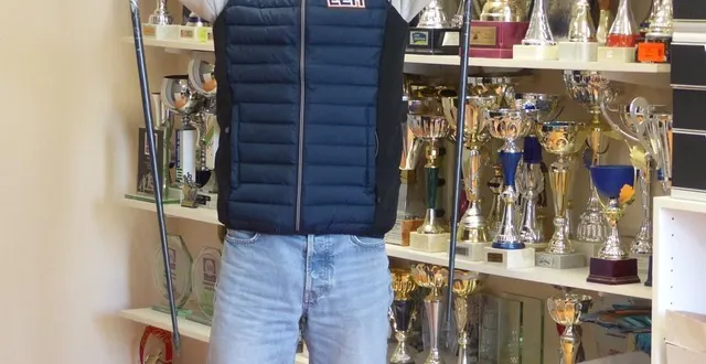 photo  devant les coupes de l’e2a, théo sonnic monnier, 22 ans, responsable de la section marche nordique de l’entente angevine athlétisme, à angers, qui compte environ 190 marcheurs licenciés.  &copy;  ouest-france. 