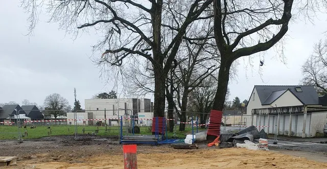 photo  la démolition de ce bâtiment communal vient aérer le paysage du centre de pellouailles-les-vignes avec notamment le carré des arts en arrière-plan..  &copy;  ouest-france 