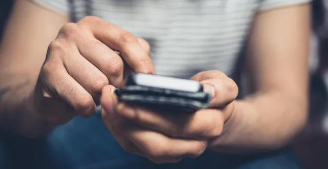 photo  un homme écrit un sms sur son téléphone portable. photo d’illustration.  &copy;  getty images 