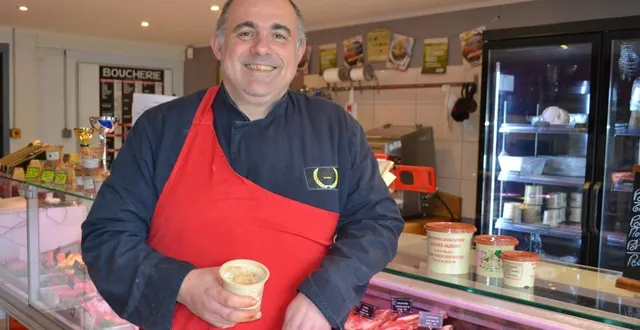 photo  olivier aubert, boucher-charcutier rue saint-nicolas, une nouvelle fois récompensé pour ses rillettes avec la médaille d’or, au prestigieux concours de mamers.  &copy;  le maine libre 