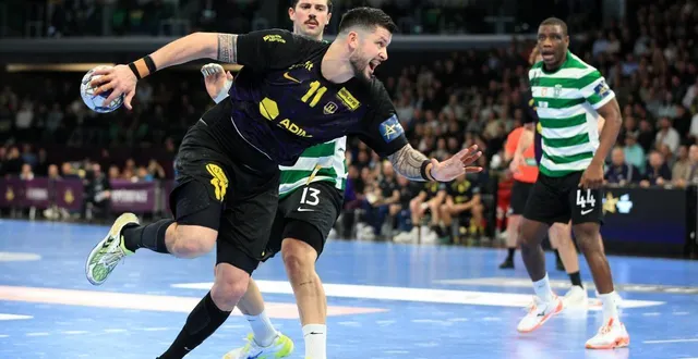 photo  sous le regard résigné de salvador, nicolas tournat va alimenter son compteur.  &copy;  ouest-france 