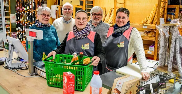 photo  de gauche à droite : françoise, jean-marcel, kelly, andré et aurélie, à l’intérieur de la boutique, qui accueille près de 90 personnes chaque jour.  &copy;  le maine libre – yvon loué 