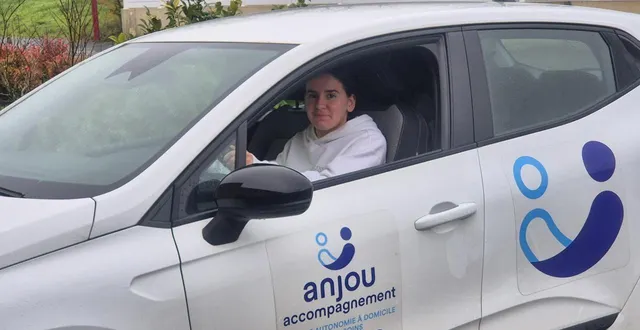 photo  elsa lechêne, lycéenne à beaupréau et aide à domicile durant ses vacances scolaires, pour l’organisme anjou accompagnement qui lui alloue une voiture.  &copy;  ouest-france 