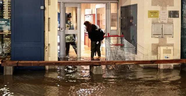 photo  la place molière, au bord de l’eau, est déjà immergée alors que la crue n’a pas encore atteint son niveau le plus haut.  &copy;  photo co - régine lemarchand 