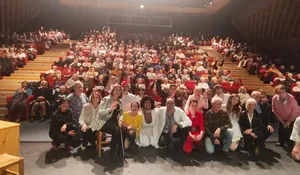 photo cinéma  les acteurs de la cie du pont d’ardoise s’associent au public lors du salut final. 