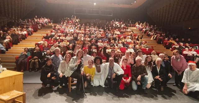 photo  les acteurs de la cie du pont d’ardoise s’associent au public lors du salut final.  &copy;  cie pont d’ardoise 