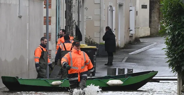 photo  la situation se tend en maine-et-loire, département placé en vigilance rouge aux crues depuis lundi 16 février 2026. ici, une évacuation à bouchemaine.  &copy;  jérôme fouquet/ouest-france 