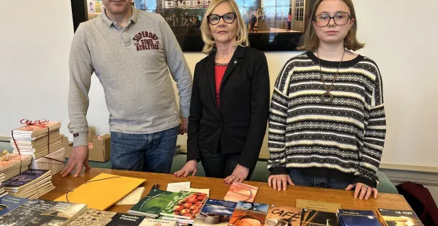 photo  sylvie moisant, premier prix de ce concours, entourée de léonie martin et de jean-paul deschaseaux.  &copy;  le maine libre 