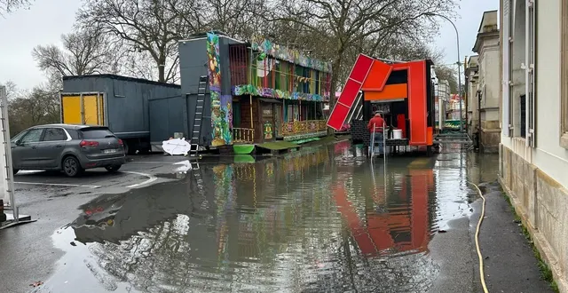 photo  la fête foraine s’est réveillée les pieds dans l’eau ce vendredi 20 février 2026 en centre-ville de la flèche (sarthe).  &copy;  ouest-france 