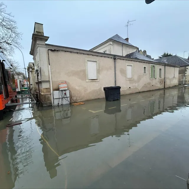 photo à la flèche (sarthe), l’eau du loir a atteint la rue fouquet-de-la-varenne, à proximité immédiate de la foire des cendres, ce vendredi 20 février 2026.  ©  ouest-france