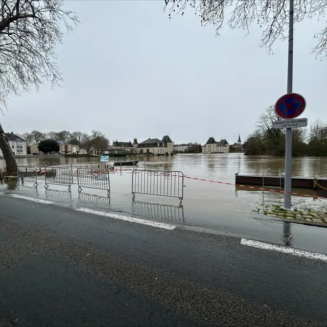 photo l’eau commence à affleurer la chaussée alors que le niveau devrait encore prendre plusieurs centimètres ces prochaines heures.  ©  ouest-france