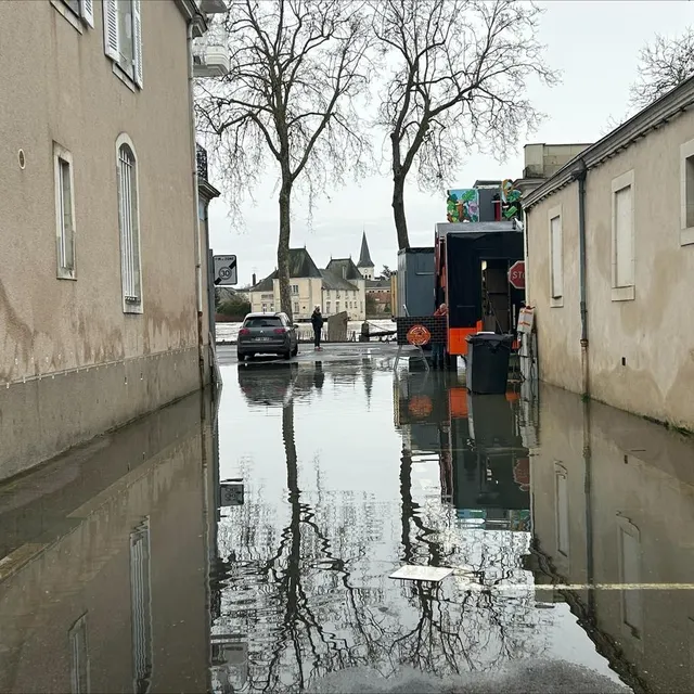 photo la rue fouquet-de-la-varenne est inondée en centre-ville de la flèche.  ©  ouest-france
