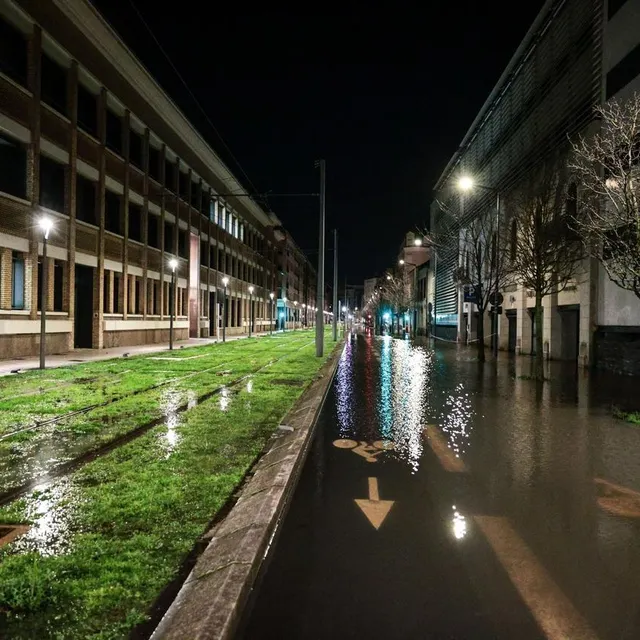 photo angers, vendredi 20 février 2026. vers 7 h ce matin, rue thiers, avec les voies du tram sous les eaux.  ©  regine lemarchand