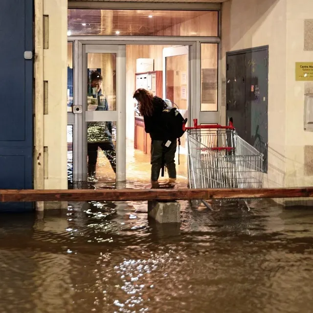 photo angers, vendredi 20 février 2026. très difficile de sortir de sa résidence, place molière !  ©  regine lemarchand