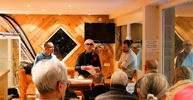 photo  au club-house de la rue de la piscine, bernard seille (au centre), accompagné de david besson (à gauche) et jonathan allain, présente les bilans aux adhérents présents et aux invités.   &copy;  le maine libre 