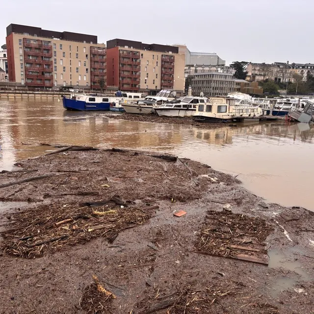 photo un lâcher de barrage en amont a apporté son lot de boue et de déchets au port du mans.  ©  ouest-france