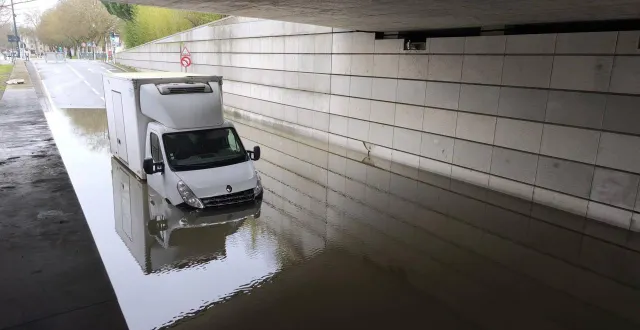 photo  angers, vendredi 20 février. le camion de livraison s’est retrouvé en partie, immergé, à hauteur des portières.  &copy;  document remis - mario fournier 