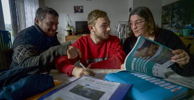 photo  evan se destine à marcher dans les pas de ses parents, anthony et laëtitia, en devenant agriculteur. sans que ces derniers ne l’aient incité à les imiter. « c’est son choix », assurent-ils.  &copy;  le maine libre denis lambert 