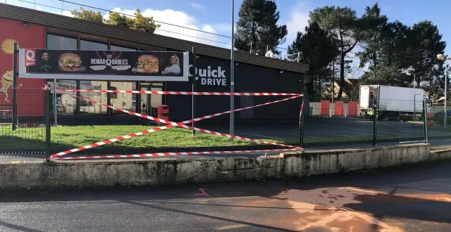 photo  une voiture a terminé sa course dans le muret devant le restaurant quick de l’avenue georges-durand, au sud du mans (sarthe).  &copy;  archives ouest-france 